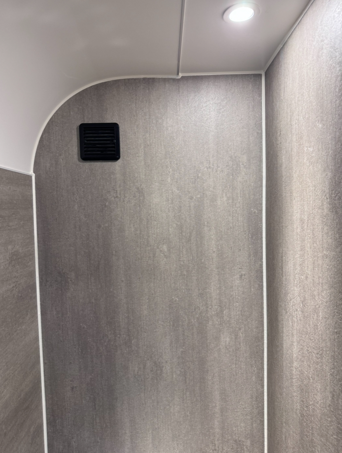 Tiny House Neuheit aus Glasfaser – Platzsparender Wohntraum!