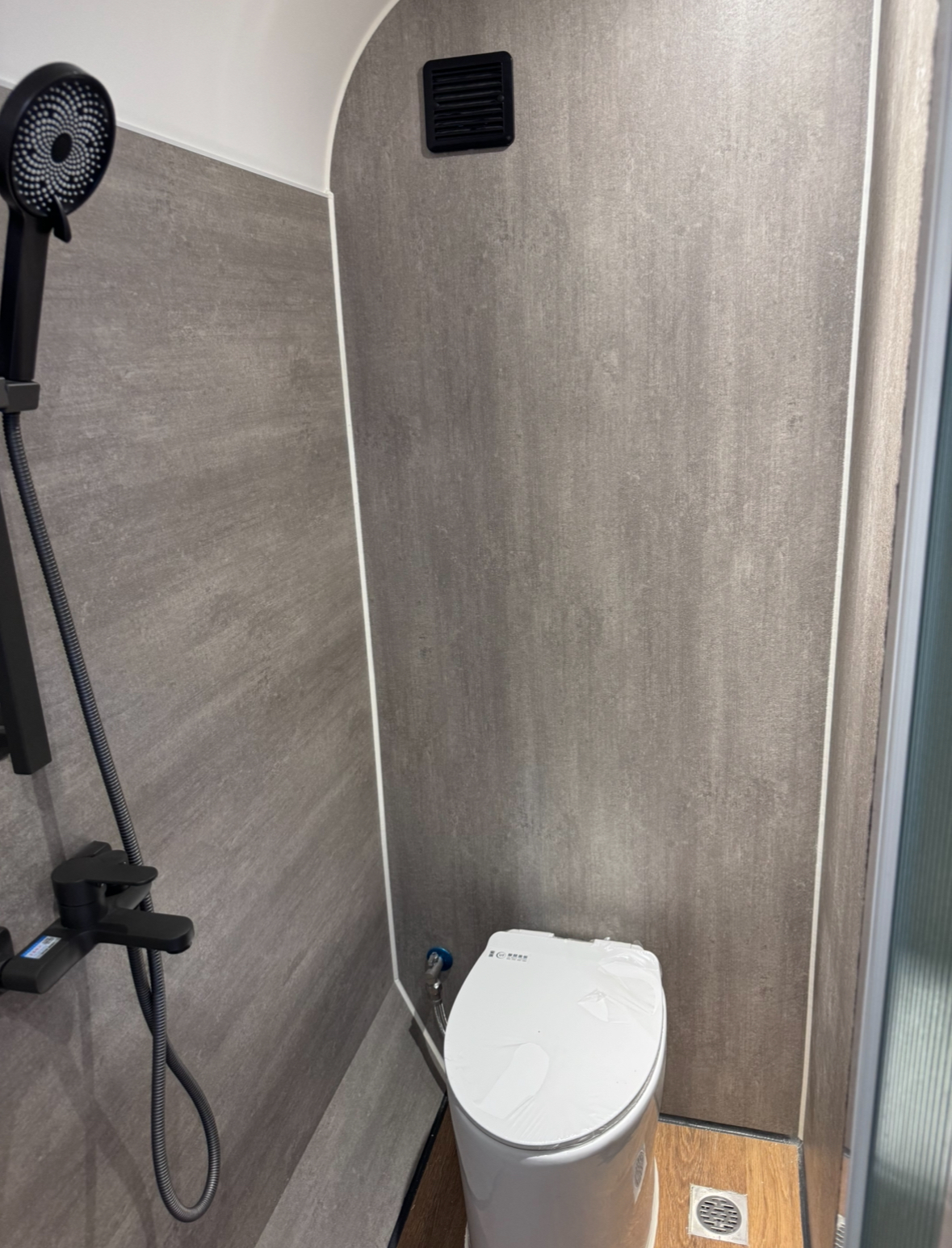 Tiny House Neuheit aus Glasfaser – Platzsparender Wohntraum!
