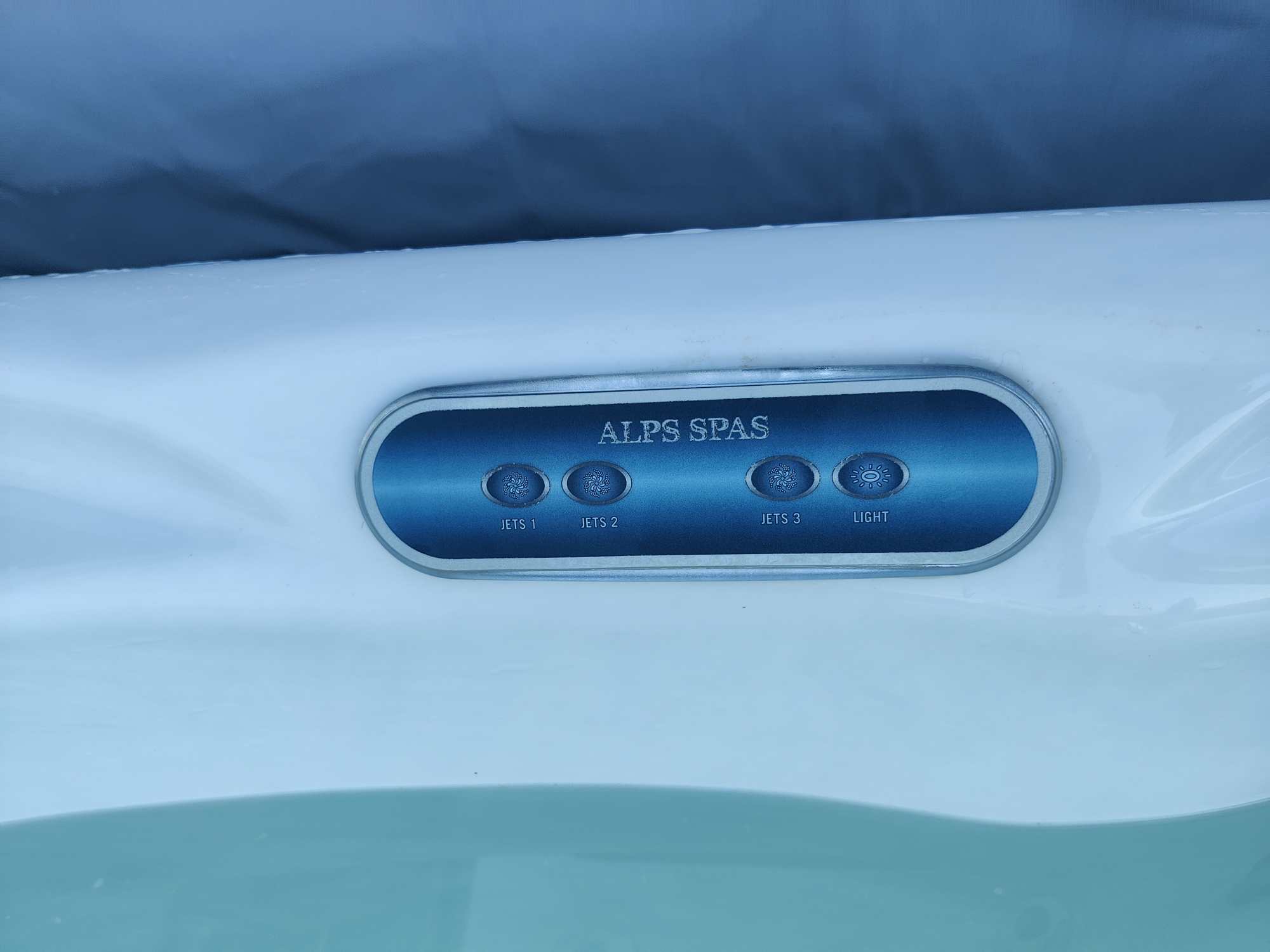 Whirlpool mit 2 Liege- und 2 Sitzplätzen - Occasion ohne Garantie