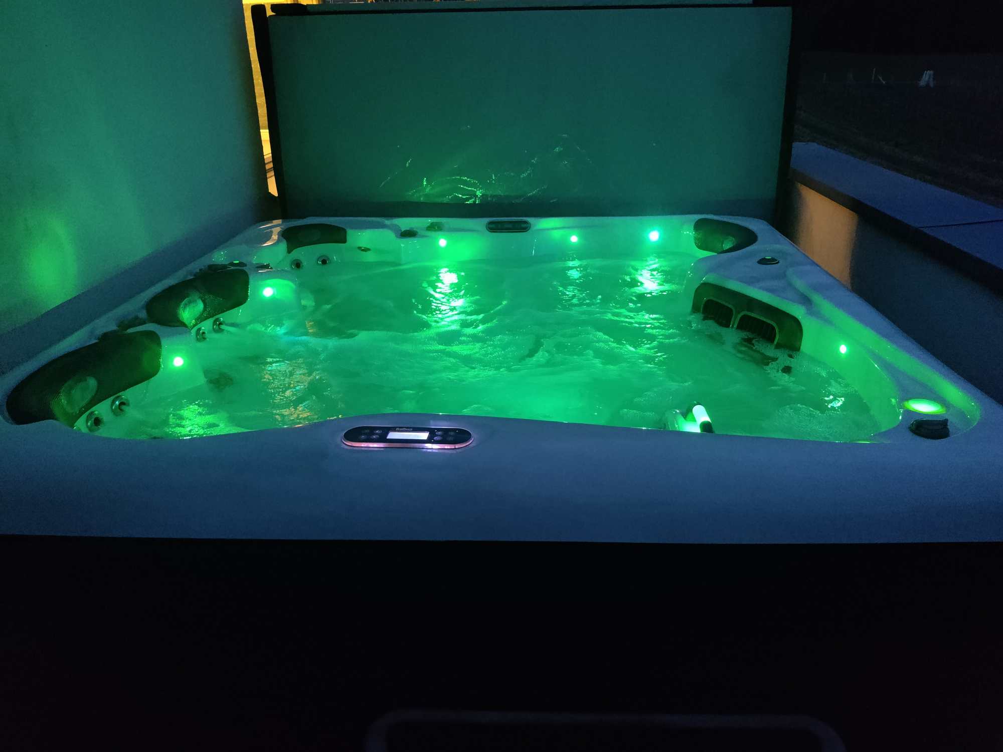 Whirlpool mit 2 Liege- und 2 Sitzplätzen - Occasion ohne Garantie