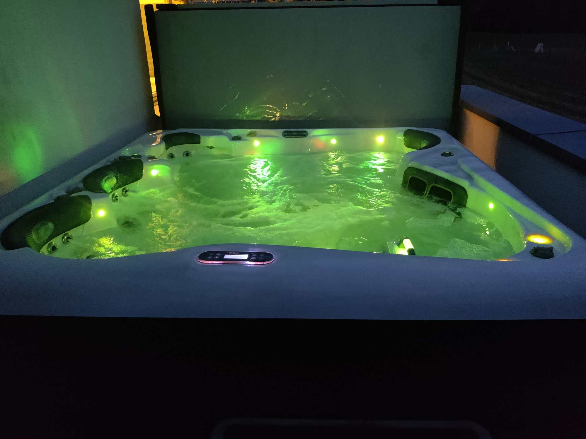 Whirlpool mit 2 Liege- und 2 Sitzplätzen - Occasion ohne Garantie