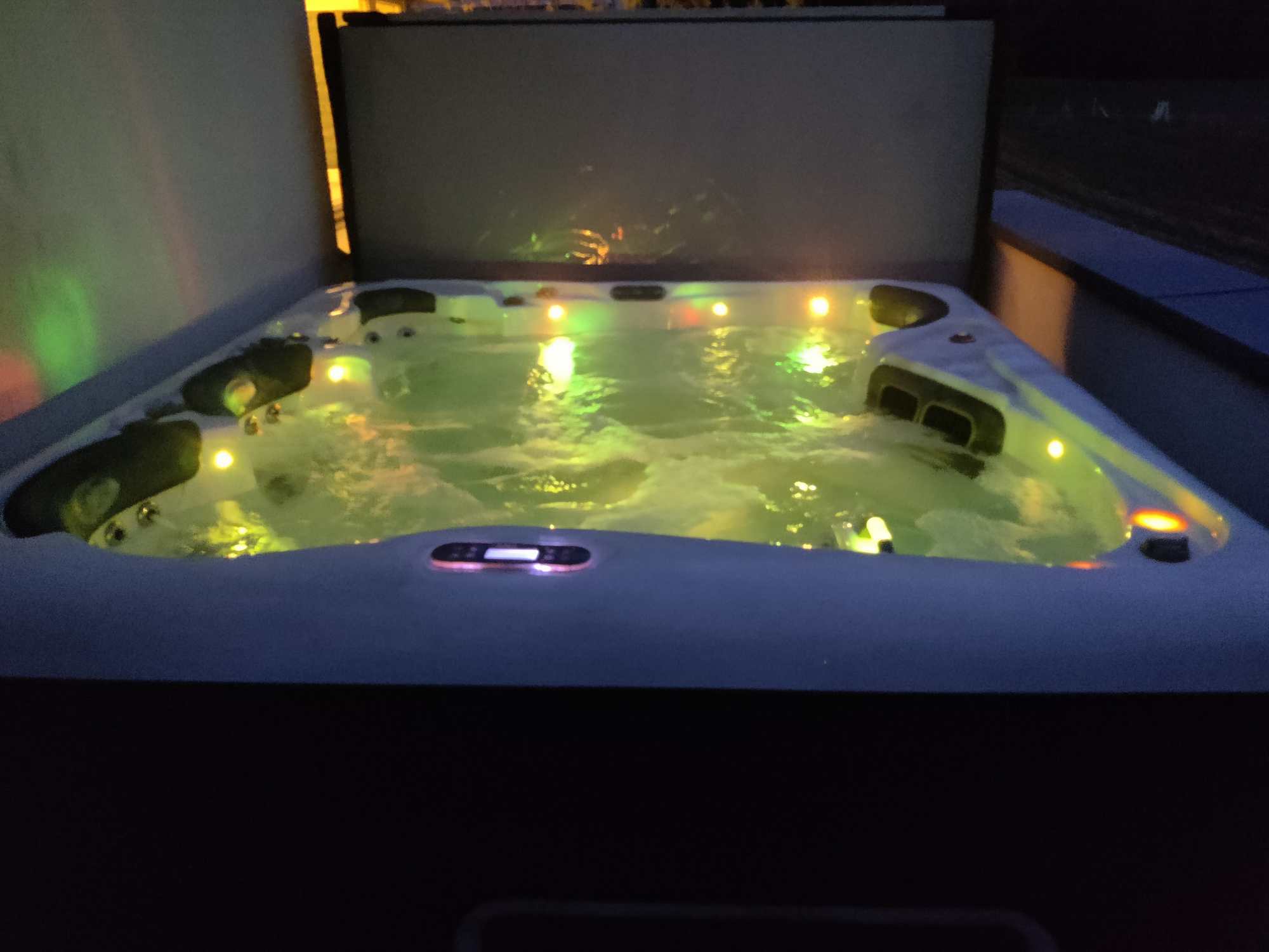 Whirlpool mit 2 Liege- und 2 Sitzplätzen - Occasion ohne Garantie