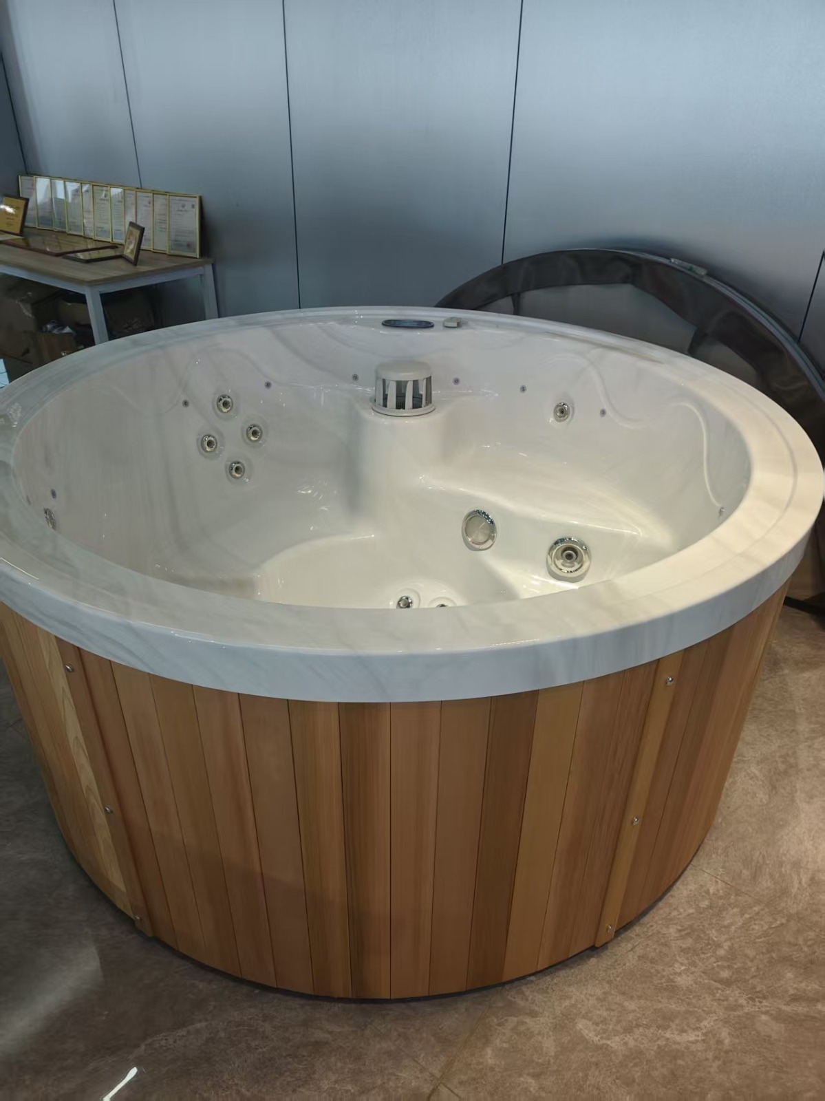 Whirlpool Aspen**Platin Version** **ZEDERNHOLZ UMRANDUNG**