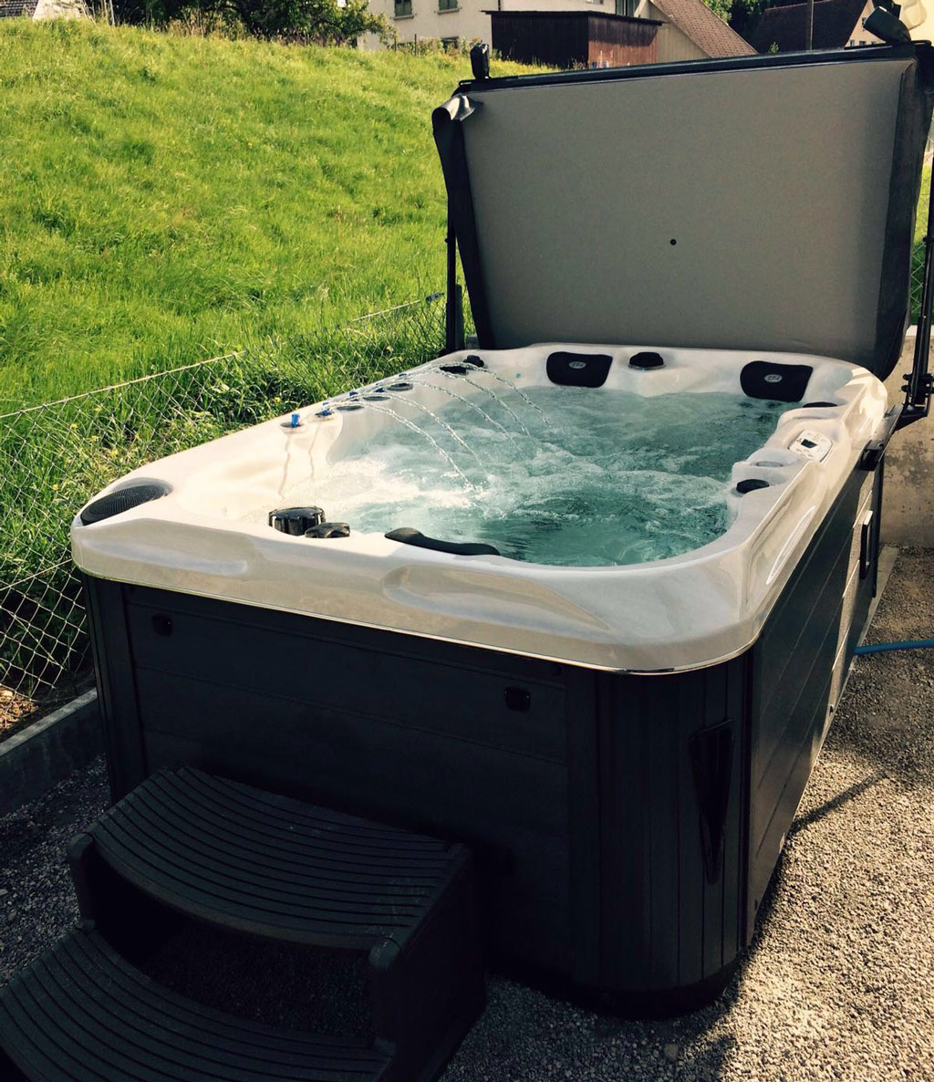 Referenz in Aargau: Whirlpool auf einer Wiese