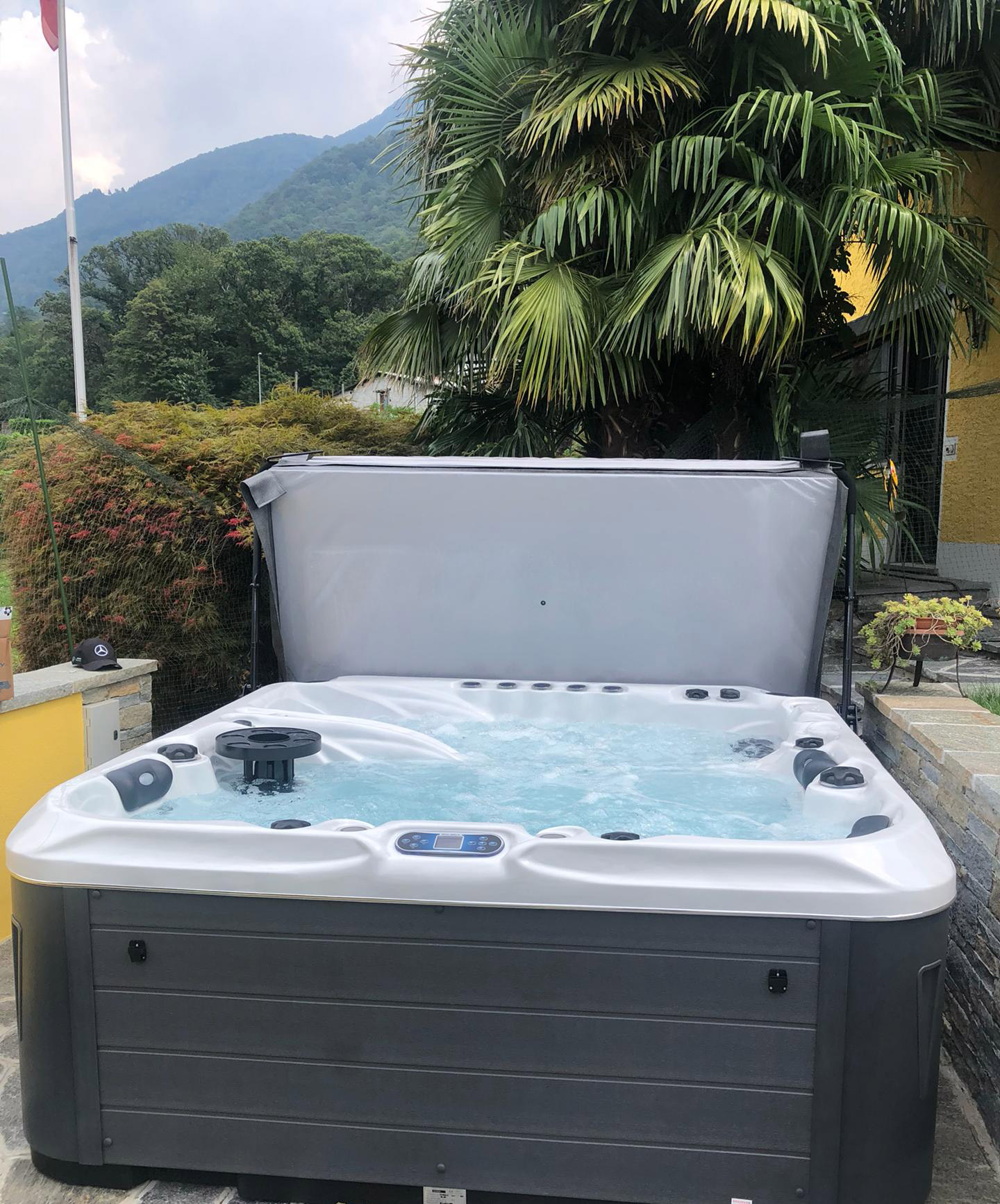 Whirlpool-Referenz in Tessin mit Bergblick
