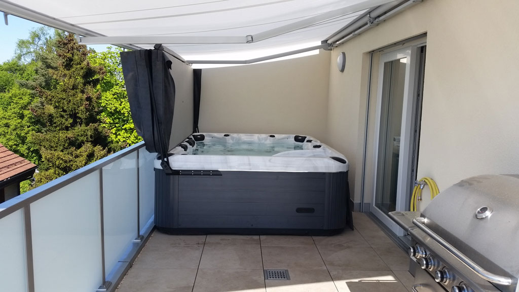 Referenz-Whirlpool in Zürich Seebach auf einem Balkon