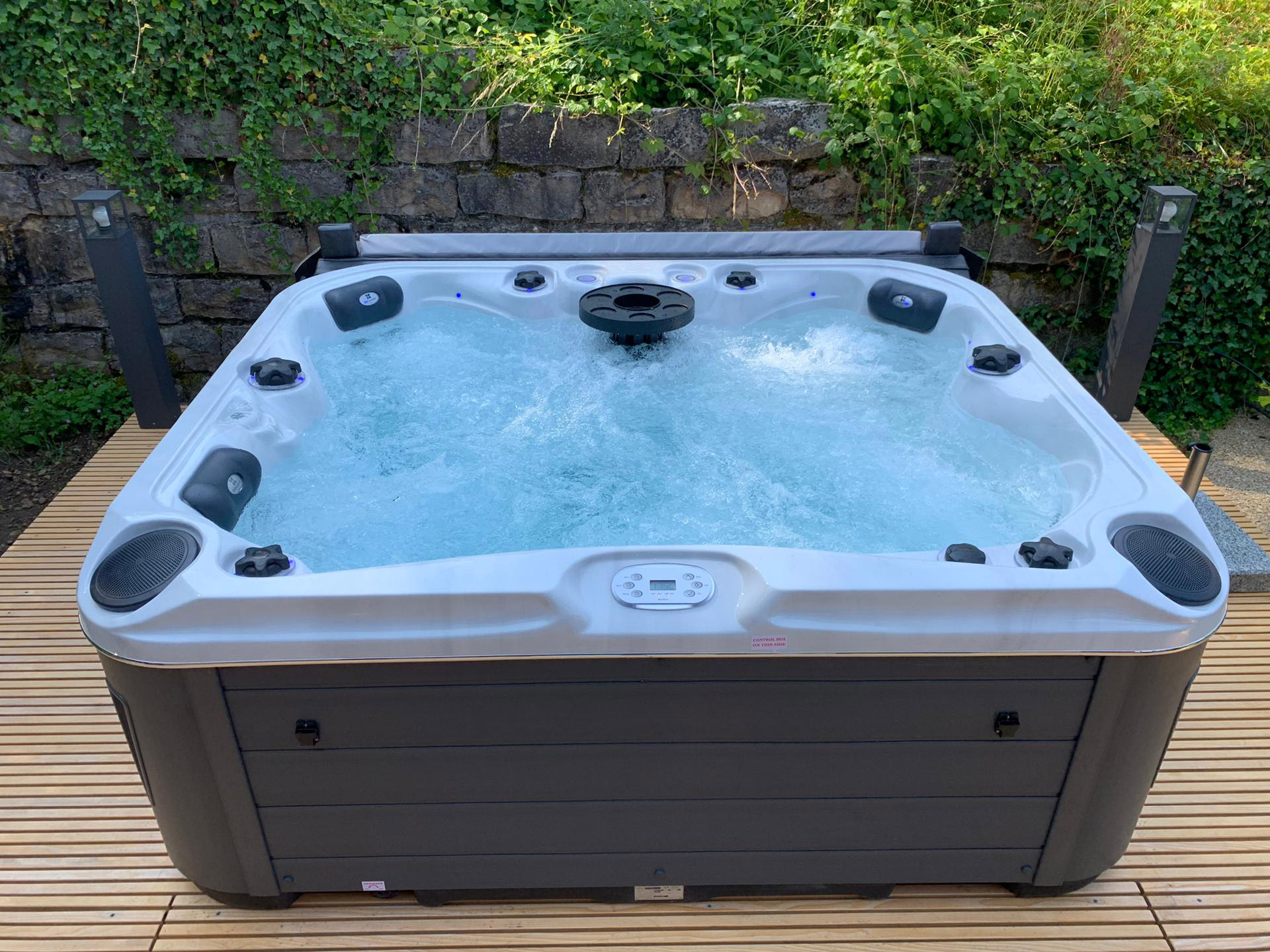 San Antonio: Referenz-Whirlpool auf Holzpodest