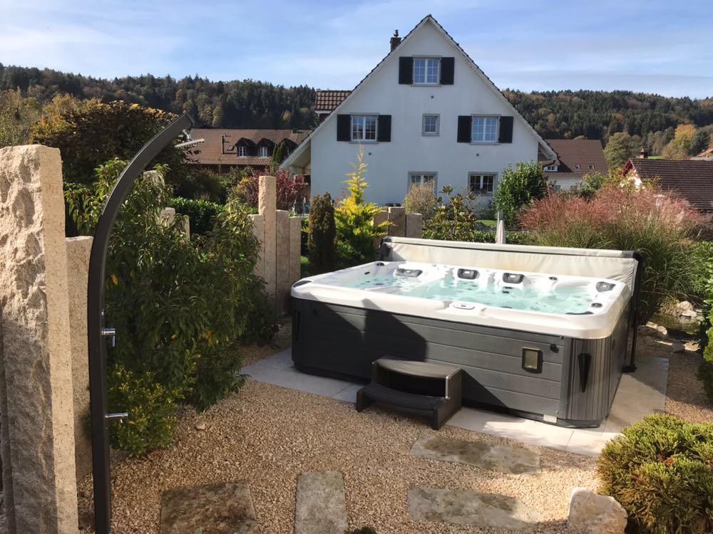 Referenz: Gartenlounge mit Whirlpool