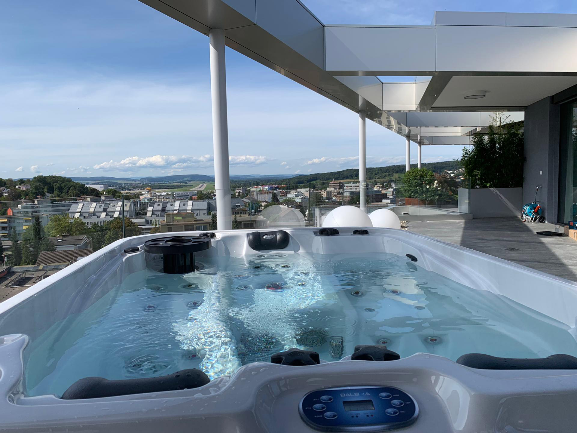 Whirlpool in Kloten: Referenz-Foto mit idyllischer Aussicht