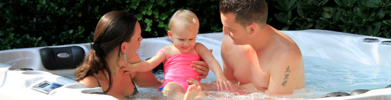 Vater hebt Baby in die Luft
