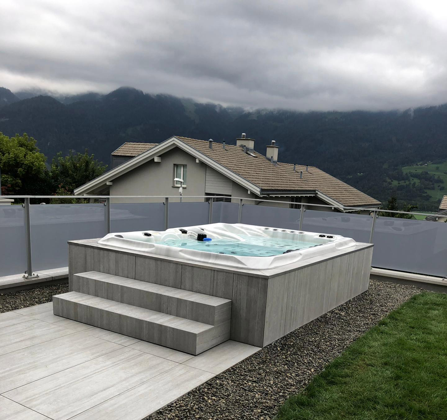 Whirlpool Zizers: Referenz für Whirlpool auf einer Dachterrasse